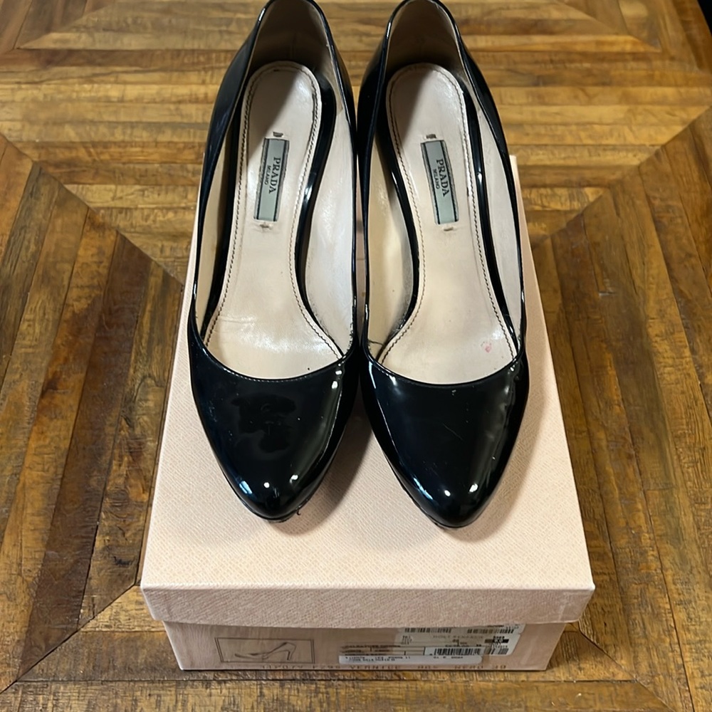 Prada Black Vernice Pump size 39
